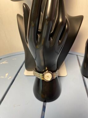 Lorus Women’s White Dial Gold Tone Analog Wrist Watch New Battery